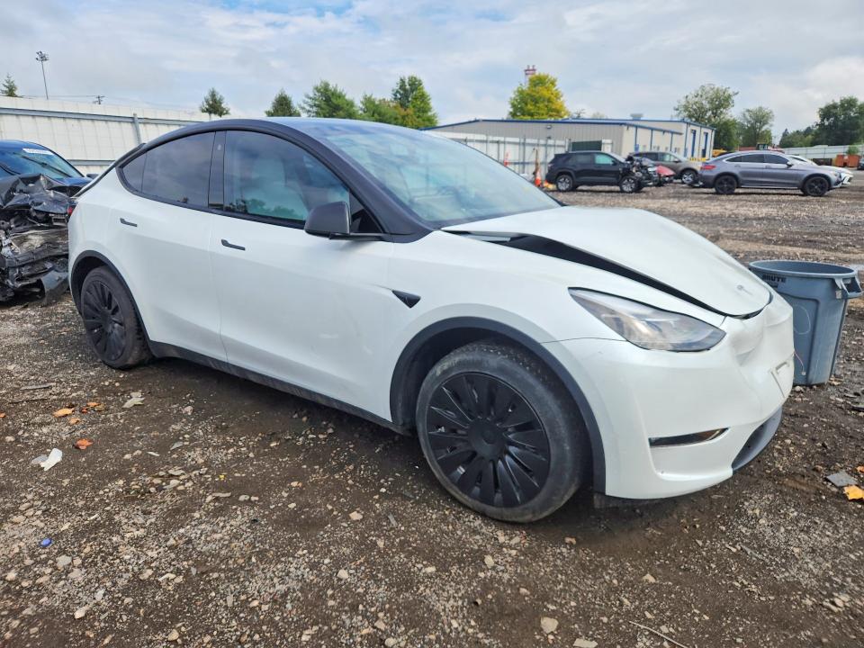 Снимка 4 от търг – 2023 TESLA MODEL Y с VIN 7SAYGAEE9PF776974