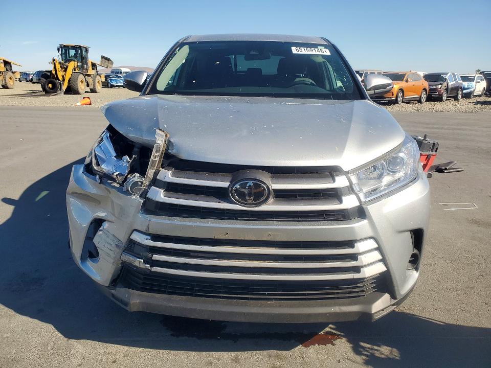 Снимка 5 от търг – 2018 TOYOTA HIGHLANDER с VIN 5TDZZRFH0JS248021