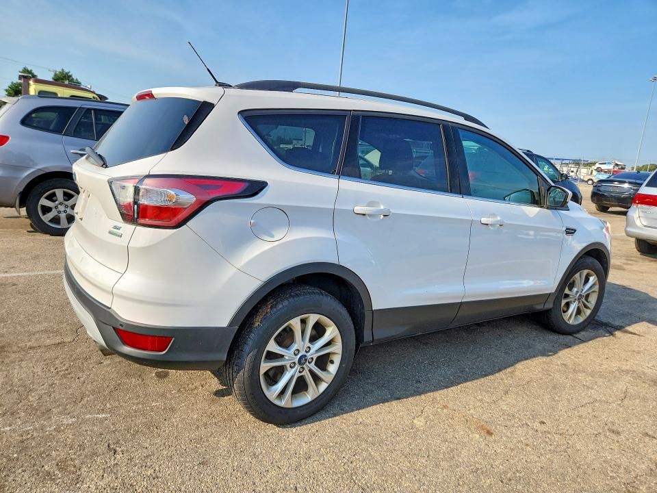 Photo 3 from auction – 2017 FORD ESCAPE with VIN 1FMCU0GD5HUA16110