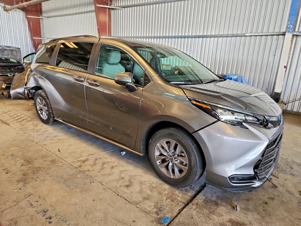 Photo 4 from auction – 2026 TOYOTA SIENNA with VIN 5TDKRKECXTS296627