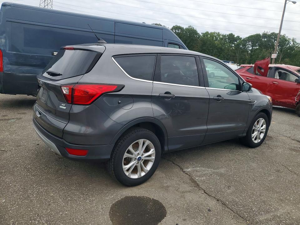 Photo 3 from auction – 2019 FORD ESCAPE with VIN 1FMCU0GD5KUB11578