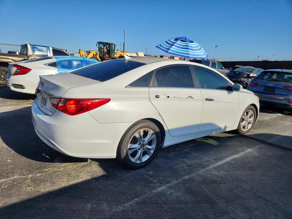 Photo 3 from auction – 2011 HYUNDAI SONATA with VIN 5NPEC4AC4BH220292