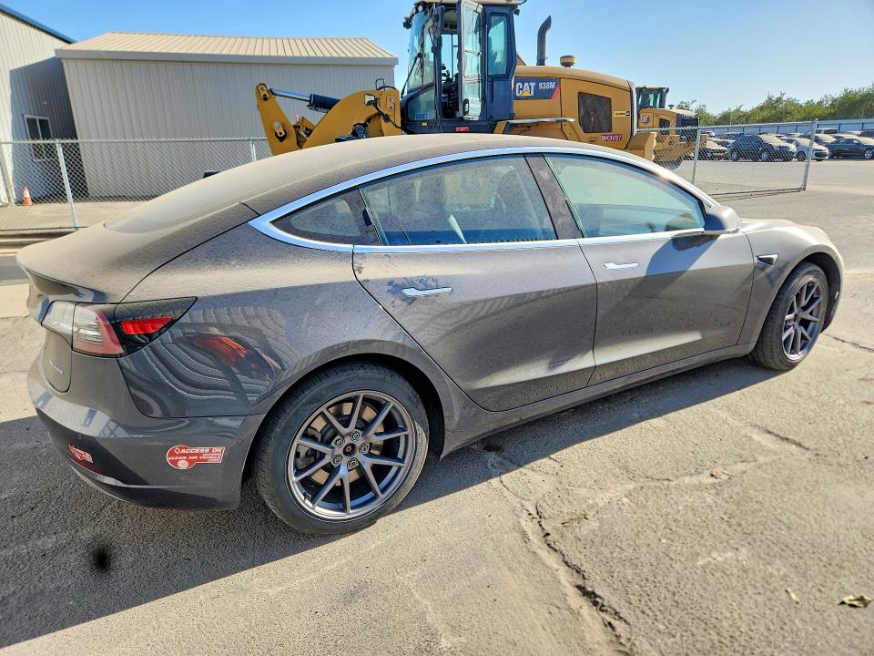 Снимка 3 от търг – 2018 TESLA MODEL 3 с VIN 5YJ3E1EB2JF089927
