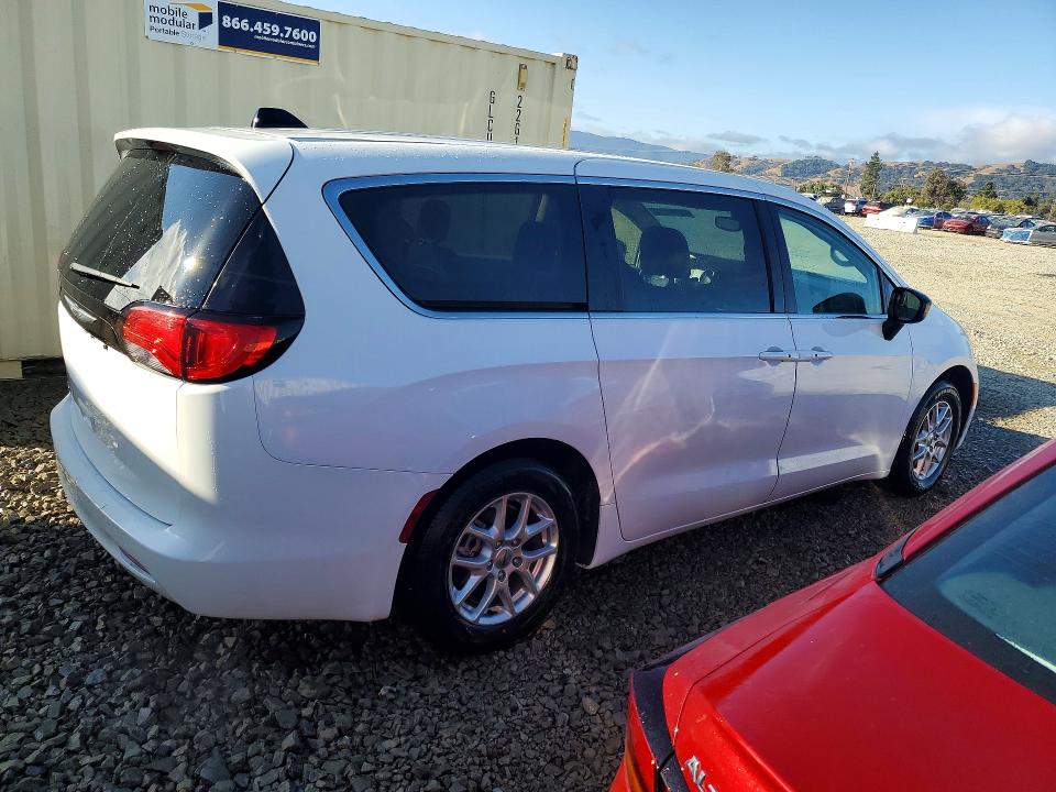 Photo 3 from auction – 2024 CHRYSLER VOYAGER with VIN 2C4RC1CG5RR186344