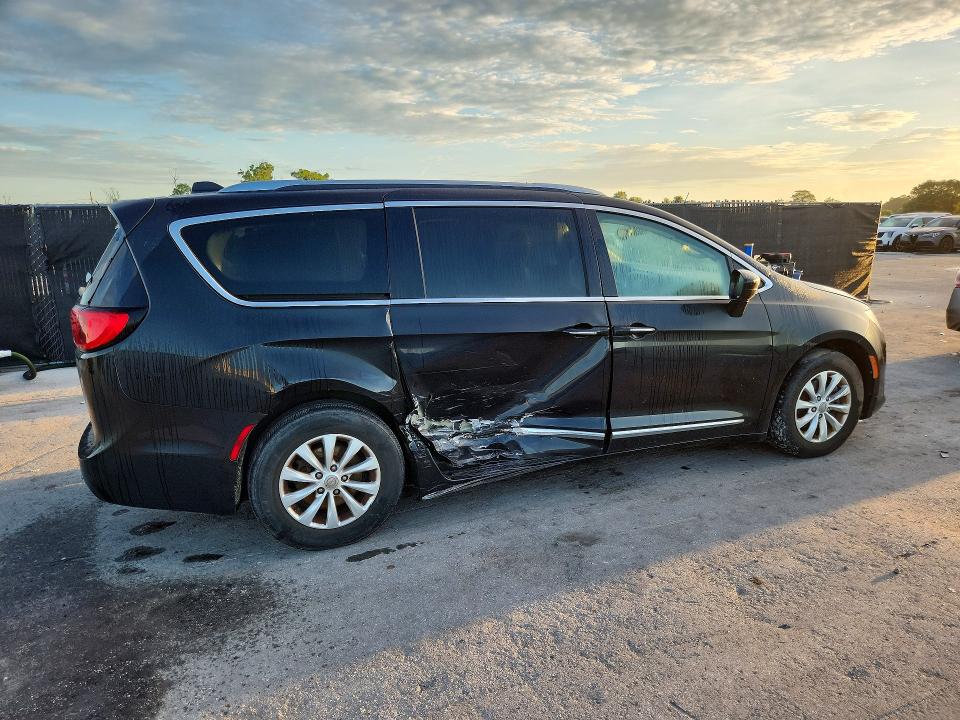 Photo 3 from auction – 2019 CHRYSLER PACIFICA with VIN 2C4RC1BG5KR685684