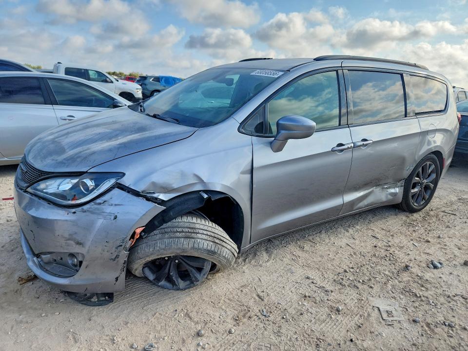 CHRYSLER PACIFICA 2018 with VIN 2C4RC1EG0JR237315 - Photo from auction