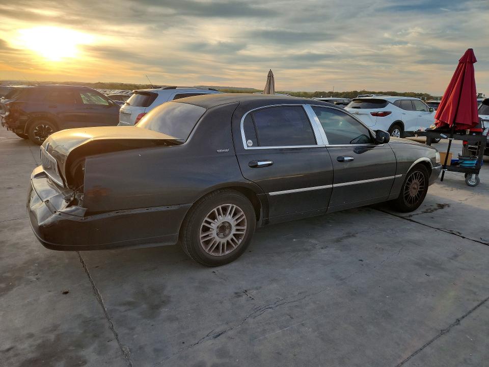 Photo 3 from auction – 2010 LINCOLN TOWN CAR with VIN 2LNBL8CV0AX614504