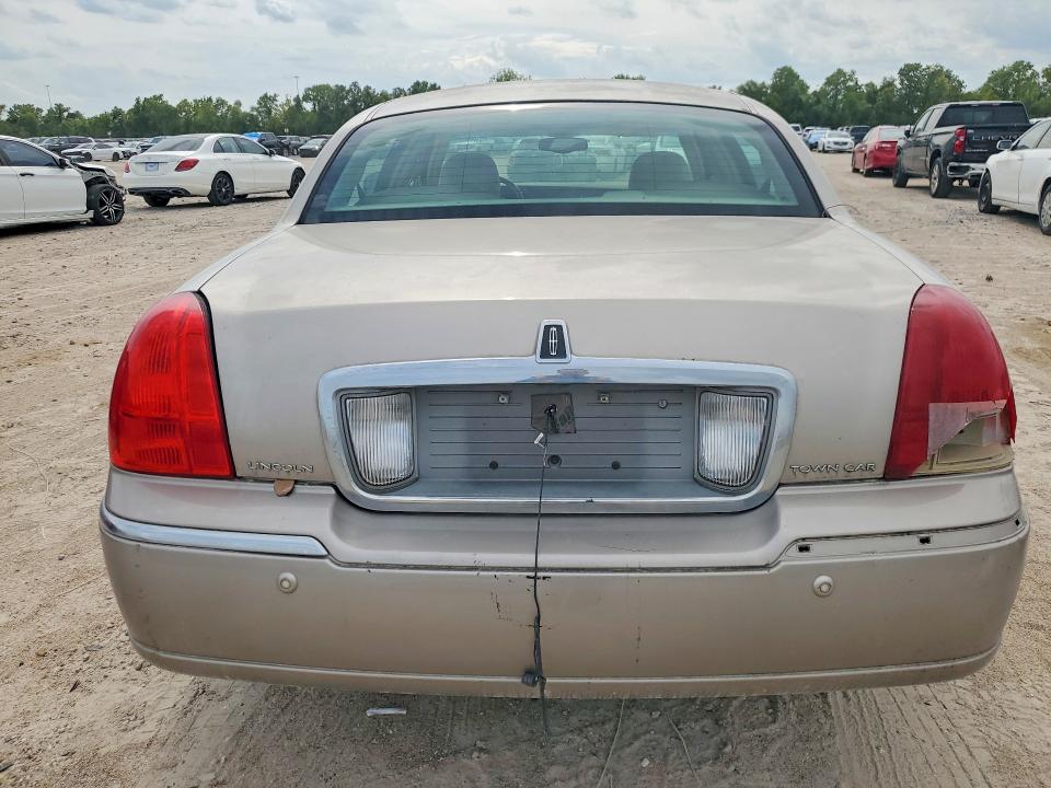 Photo 6 from auction – 2003 LINCOLN TOWN CAR with VIN 1LNHM82WX3Y622131