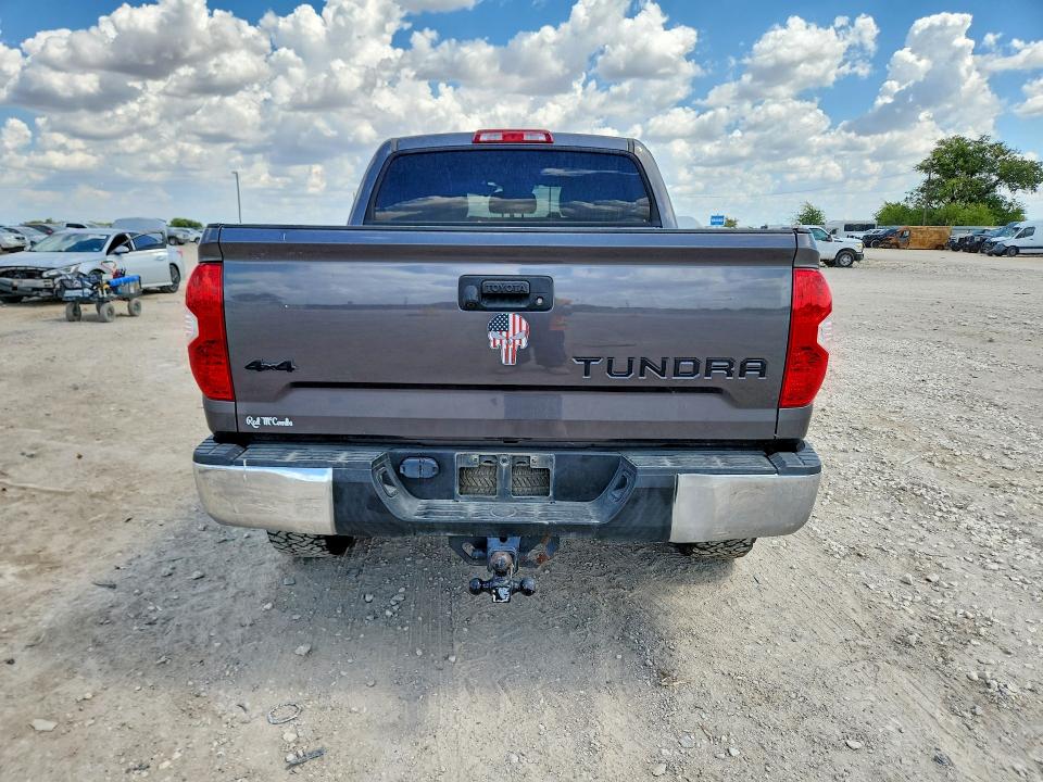 Снимка 6 от търг – 2018 TOYOTA TUNDRA с VIN 5TFDW5F15JX710615