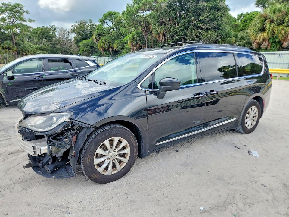 CHRYSLER PACIFICA 2017 с VIN 2C4RC1BG1HR803609 - Снимка от търг