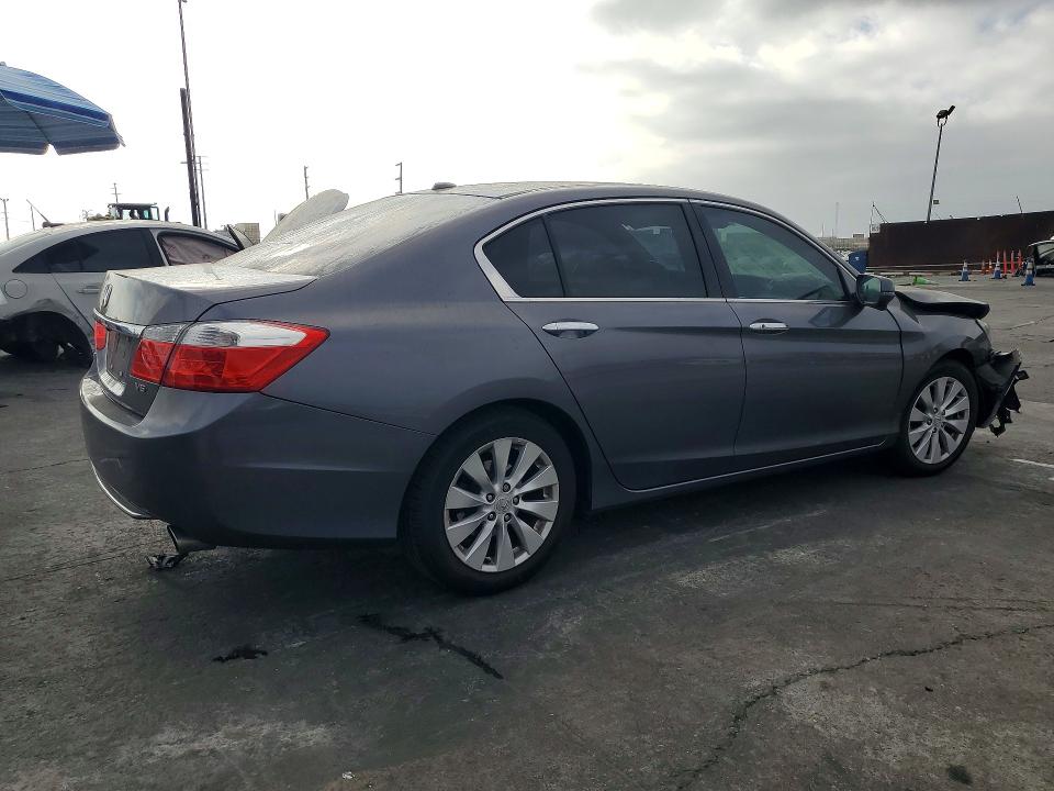 Photo 3 from auction – 2015 HONDA ACCORD with VIN 1HGCR3F80FA032324