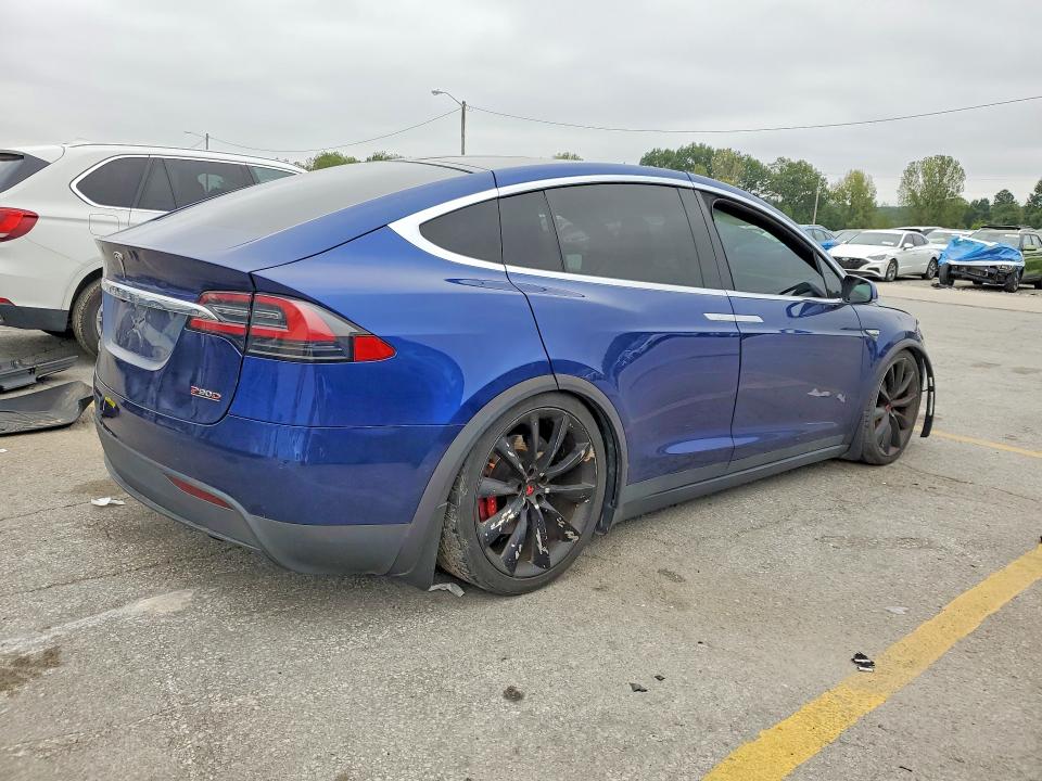 Foto 3 de la subasta – 2016 TESLA MODEL X con VIN 5YJXCAE47GFS00375