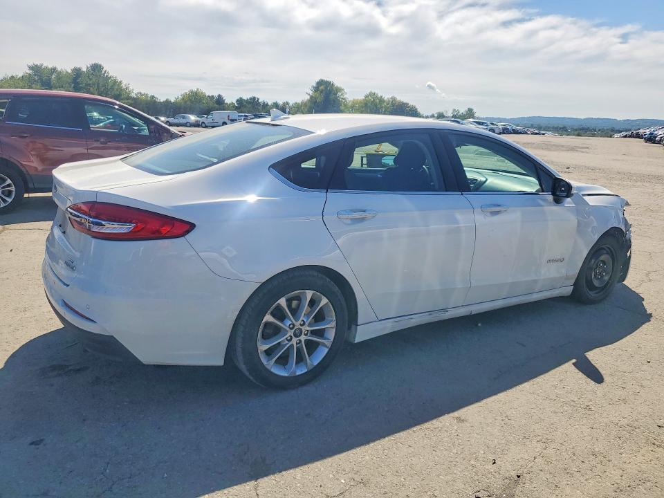 Photo 3 from auction – 2019 FORD FUSION with VIN 3FA6P0LU0KR221482