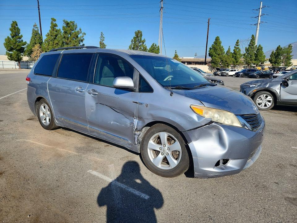 Photo 4 from auction – 2012 TOYOTA SIENNA with VIN 5TDKK3DC4CS237231