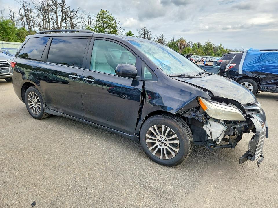 Photo 4 from auction – 2018 TOYOTA SIENNA with VIN 5TDYZ3DC0JS962022