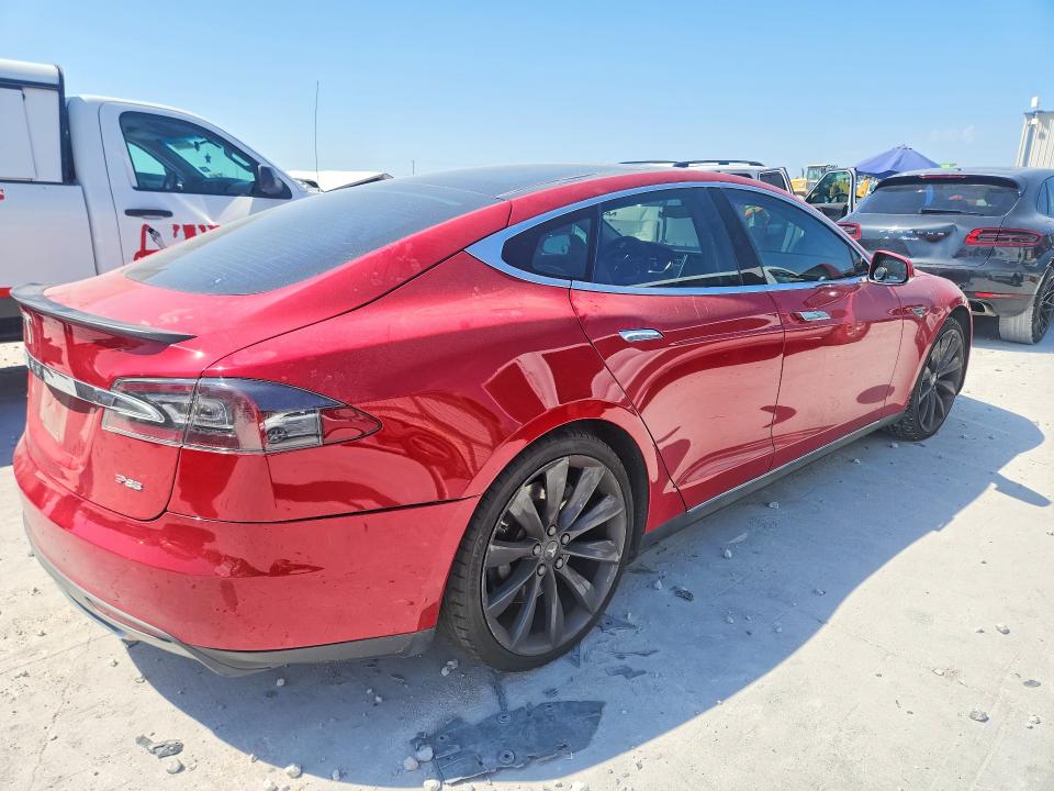 Foto 3 de la subasta – 2013 TESLA MODEL S con VIN 5YJSA1DP4DFP14627
