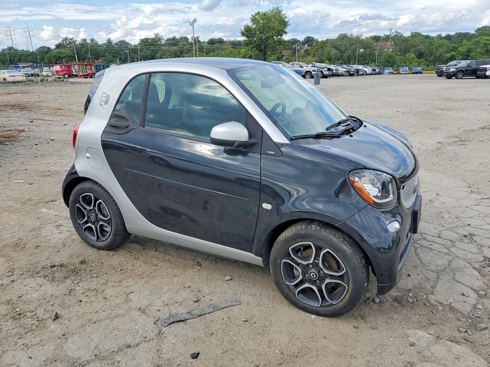 Photo 4 from auction – 2017 SMART FORTWO with VIN WMEFJ9BA4HK235018
