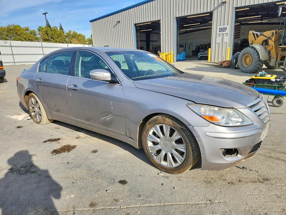 Photo 4 from auction – 2011 HYUNDAI GENESIS with VIN KMHGC4DE4BU136058