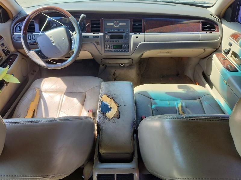 Снимка 8 от търг – 2006 LINCOLN TOWN CAR с VIN 1LNHM82W16Y646189