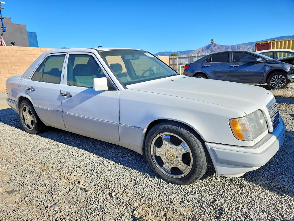 Photo 4 from auction – 1994 MERCEDES-BENZ E with VIN WDBEA32E1RC104813