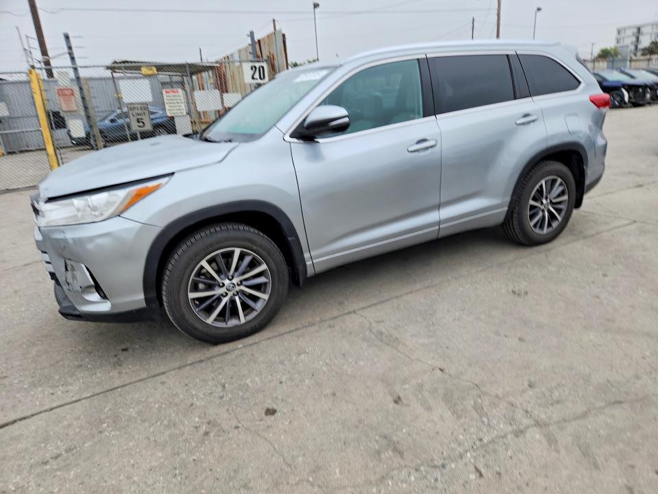 TOYOTA HIGHLANDER 2018 مع رقم تعريف المركبة 5TDJZRFH1JS560362 - صورة من المزاد