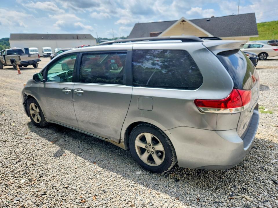 Photo 2 from auction – 2011 TOYOTA SIENNA with VIN 5TDKK3DCXBS040711