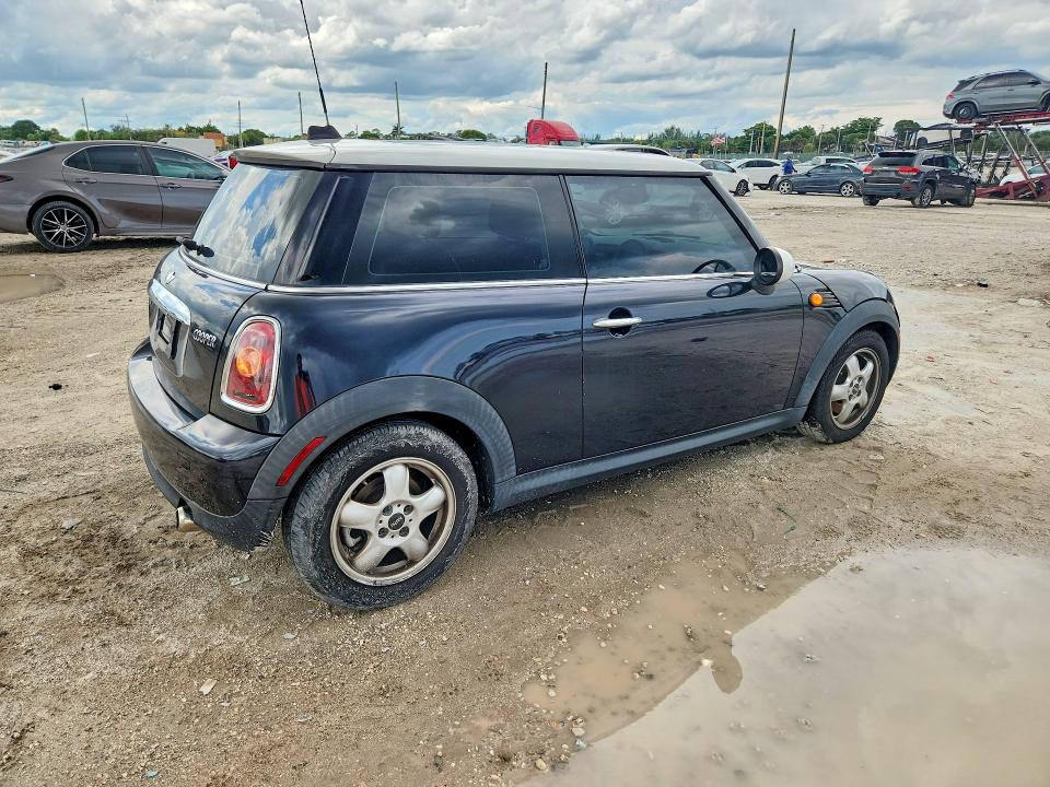 Photo 3 from auction – 2008 MINI COOPER with VIN WMWMF33558TT65774