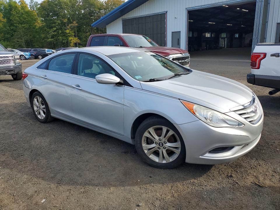 Photo 4 from auction – 2011 HYUNDAI SONATA with VIN 5NPEB4AC1BH045857