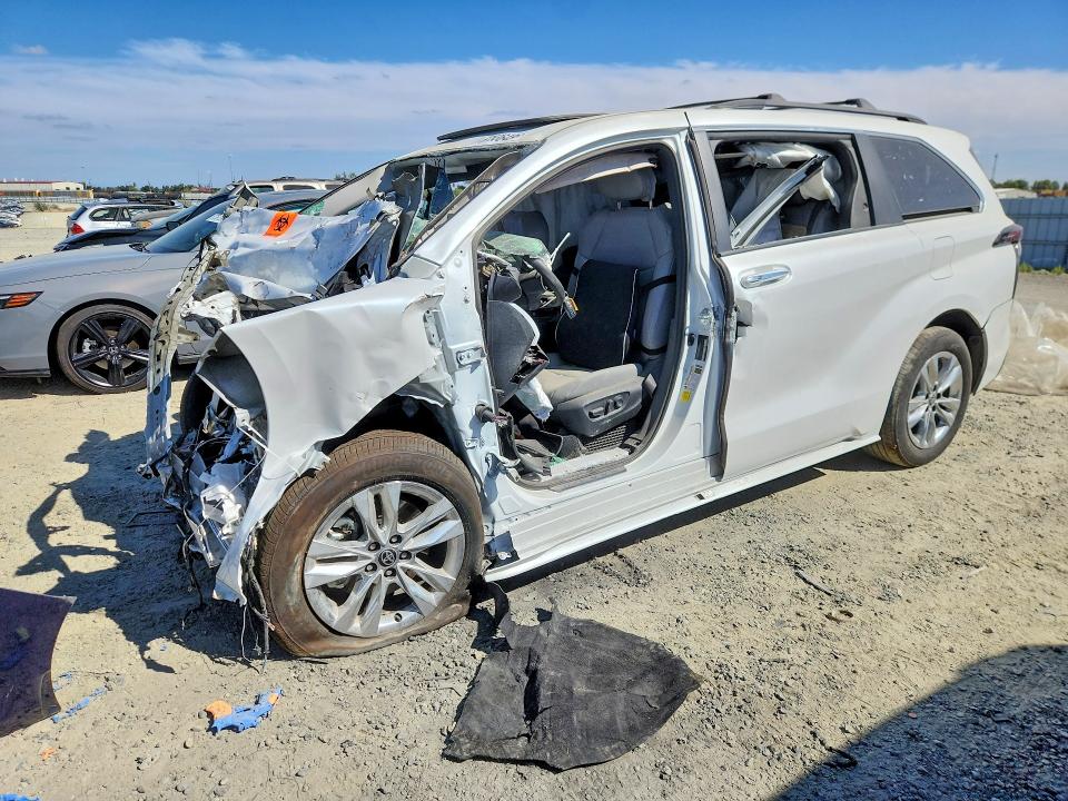 Photo 1 from auction – 2026 TOYOTA SIENNA with VIN 5TDYSKFC7TS234664