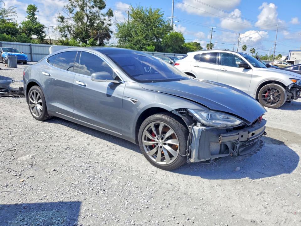 Снимка 4 от търг – 2014 TESLA MODEL S с VIN 5YJSA1H17EFP43398