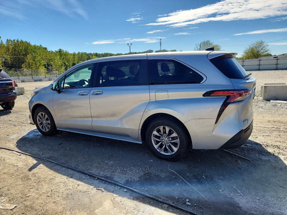Photo 2 from auction – 2022 TOYOTA SIENNA with VIN 5TDKRKEC7NS113056