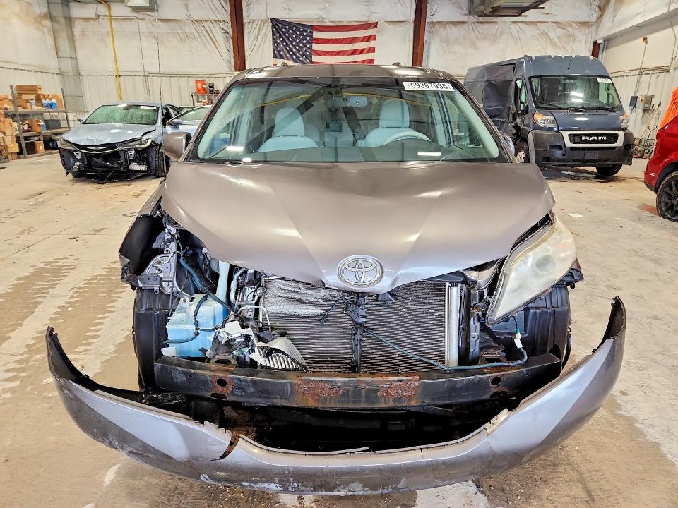 Foto 5 de la subasta – 2012 TOYOTA SIENNA con VIN 5TDKK3DC4CS200423