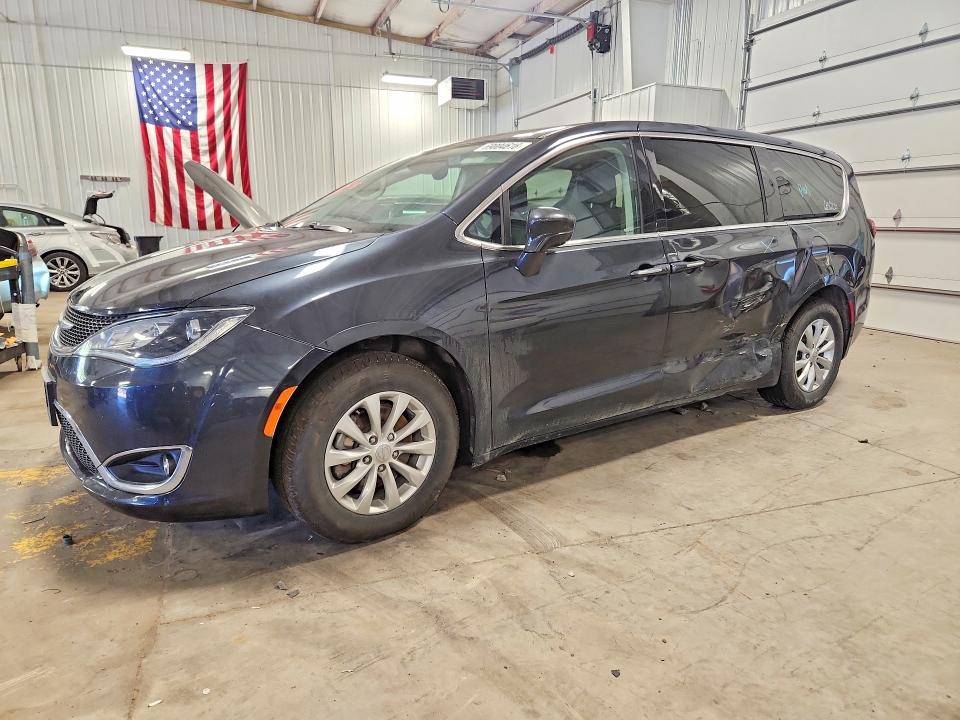 CHRYSLER PACIFICA 2019 with VIN 2C4RC1FG4KR609674 - Photo from auction
