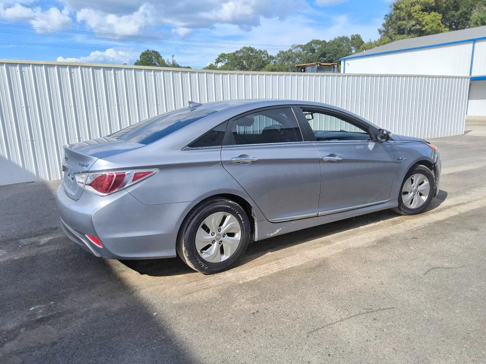 Photo 3 from auction – 2014 HYUNDAI SONATA with VIN KMHEC4A42EA117274