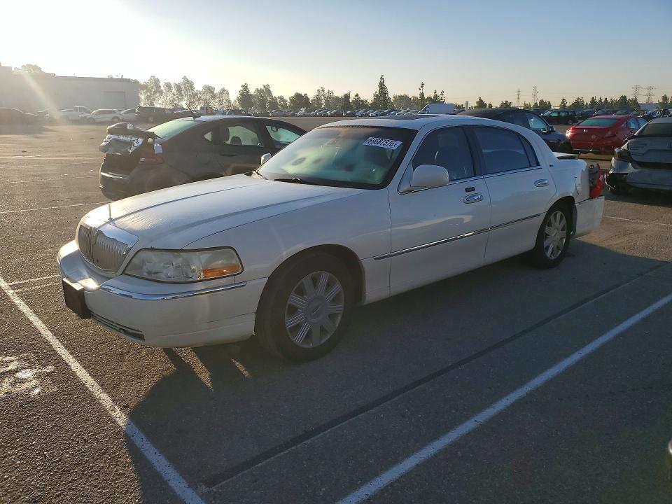 LINCOLN TOWN CAR 2003 with VIN 1LNHM83W53Y673034 - Photo from auction