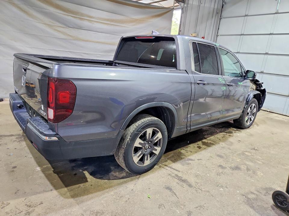 Photo 3 from auction – 2017 HONDA RIDGELINE with VIN 5FPYK3F65HB023692