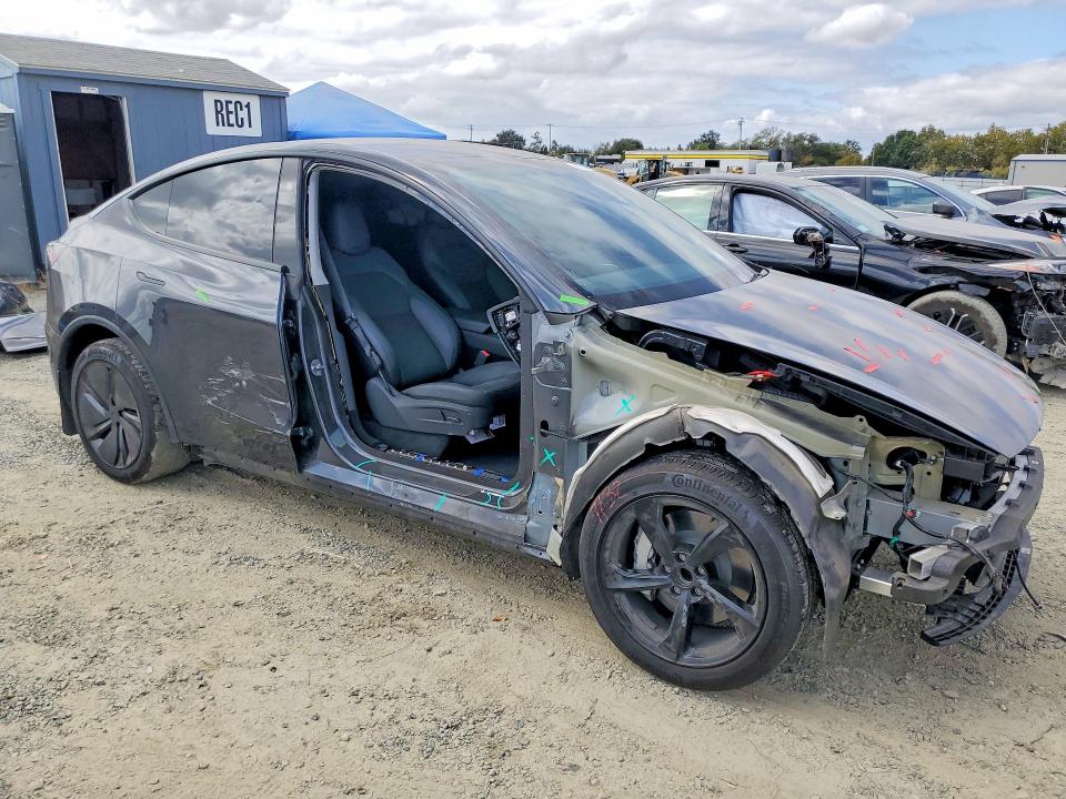 Снимка 4 от търг – 2026 TESLA MODEL Y с VIN 7SAYGDED7TF456300