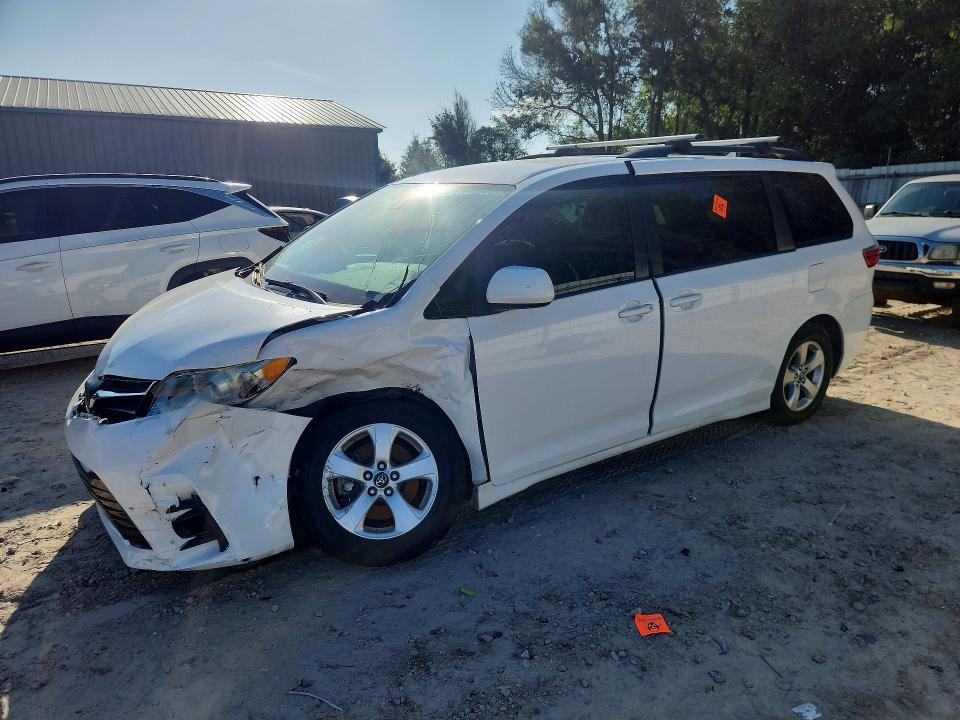 TOYOTA SIENNA 2018 с VIN 5TDKZ3DC8JS903578 - Снимка от търг