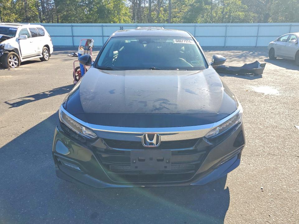 Снимка 5 от търг – 2018 HONDA ACCORD с VIN 1HGCV1F47JA129896