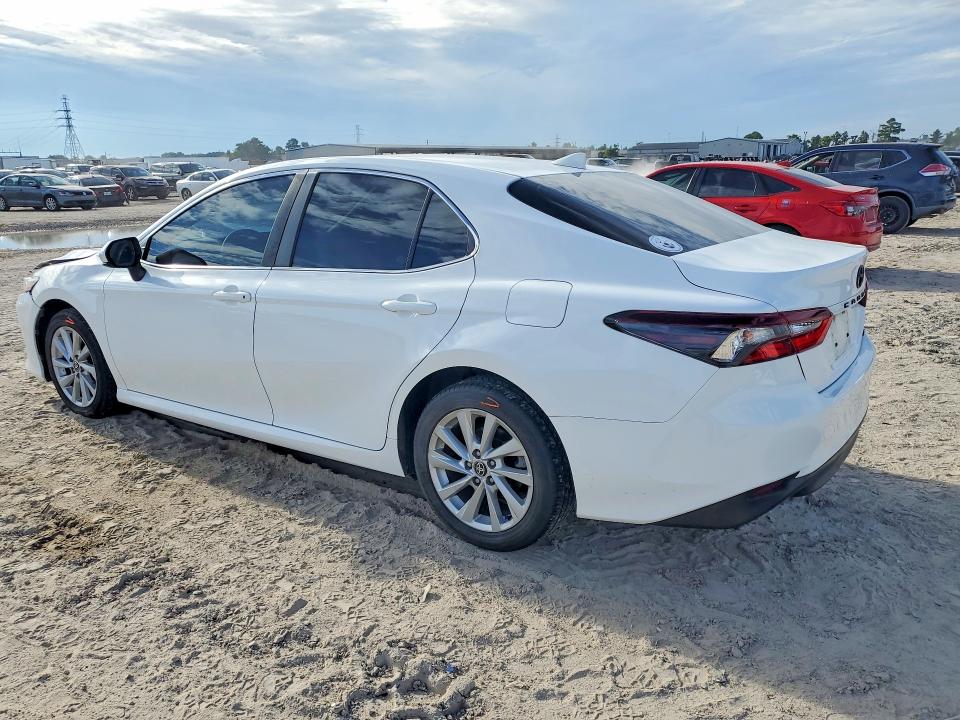 Снимка 2 от търг – 2021 TOYOTA CAMRY с VIN 4T1C11AK6MU583877
