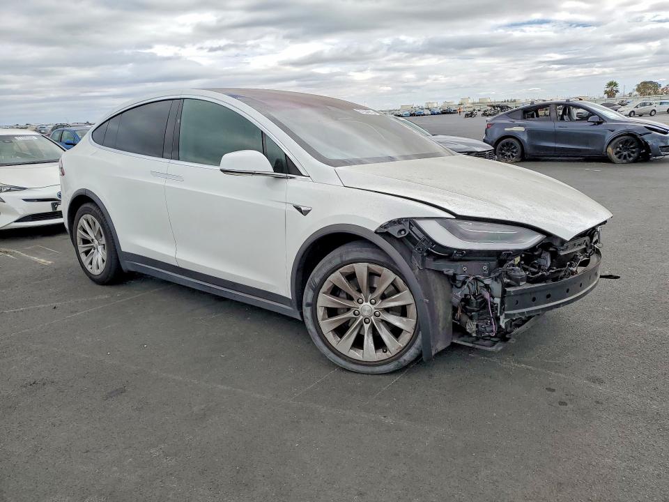 Фото 4 с аукциона – 2018 TESLA MODEL X с VIN 5YJXCAE20JF104660