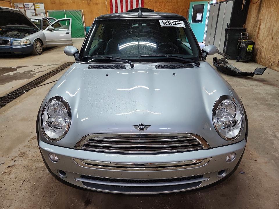 Photo 5 from auction – 2005 MINI COOPER with VIN WMWRF335X5TG13358
