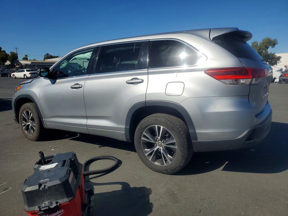 Снимка 2 от търг – 2018 TOYOTA HIGHLANDER с VIN 5TDZZRFH0JS248021