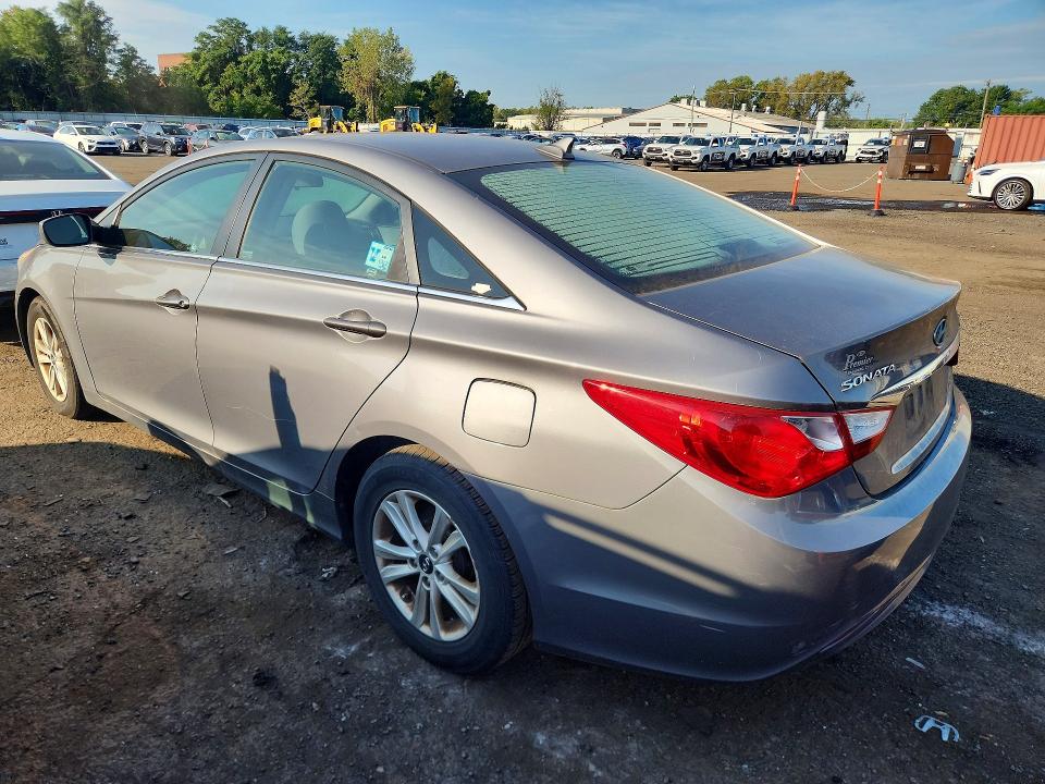 Photo 2 from auction – 2011 HYUNDAI SONATA with VIN 5NPEB4AC5BH245317