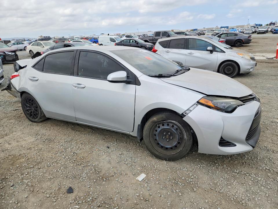 Снимка 4 от търг – 2018 TOYOTA COROLLA с VIN 2T1BURHE8JC972972