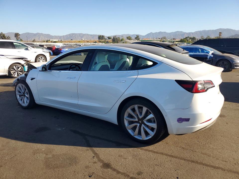Снимка 2 от търг – 2018 TESLA MODEL 3 с VIN 5YJ3E1EB8JF135471