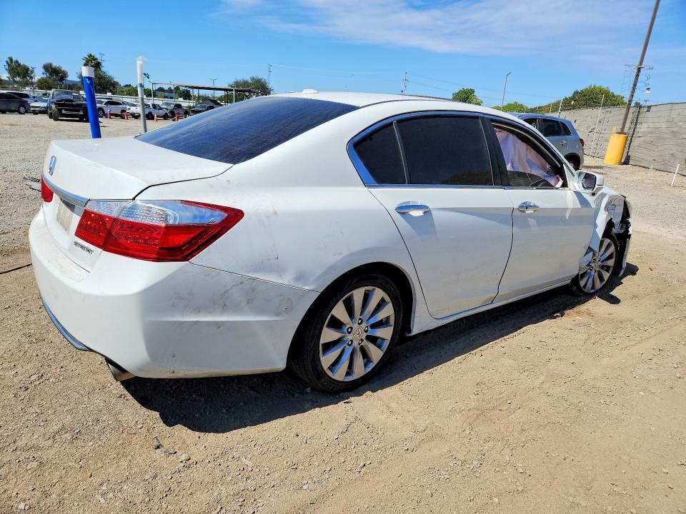 Photo 3 from auction – 2015 HONDA ACCORD with VIN 1HGCR2F82FA204816
