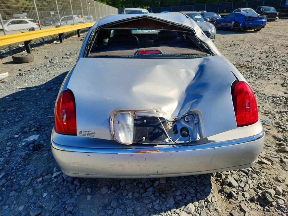 Снимка 6 от търг – 1999 LINCOLN TOWN CAR с VIN 1LNHM81W8XY648430