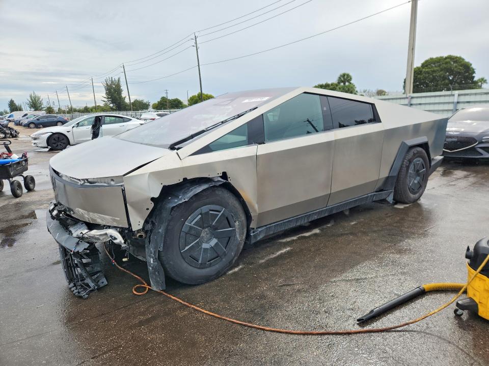 TESLA CYBERTRUCK 2024 مع رقم تعريف المركبة 7G2CEHED4RA050983 - صورة من المزاد
