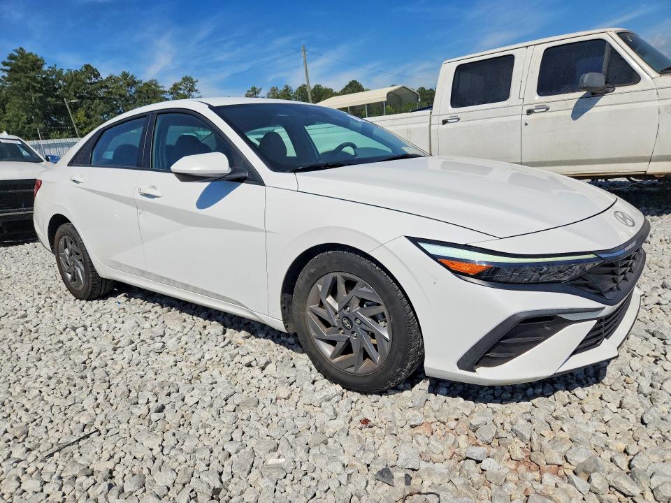Снимка 4 от търг – 2024 HYUNDAI ELANTRA с VIN KMHLM4DG6RU769491